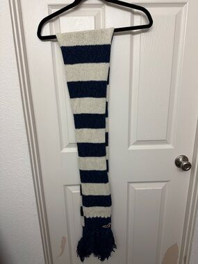 Hollister y2k Navy and Cream Striped Knit Scarf